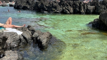 Limpeza de sargaço nas piscinas naturais do Porto Moniz (áudio)