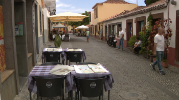 Câmara do Funchal remove mesas e cadeiras dos restaurantes (vídeo)