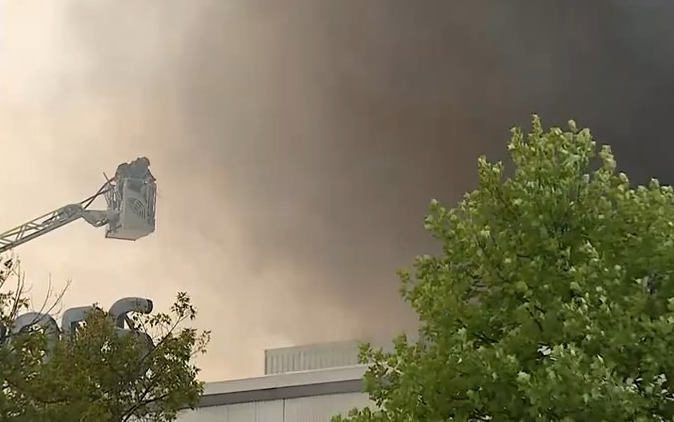 Edifício que se incendiou no Porto foi evacuado sem feridos a registar