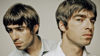 Oasis anunciam regresso após 15 anos a “olhar para trás com rancor”