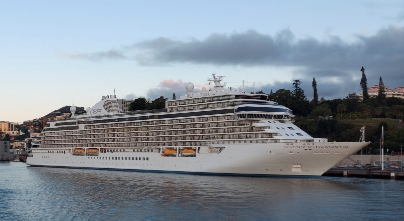 Seven Seas Grandeur  faz escala de 11 horas no Funchal