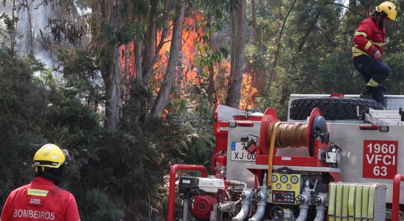 Bombeiros dos Açores chegam à 01h20