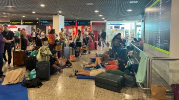 Centenas de passageiros retidos no Aeroporto sem soluções (vídeo)