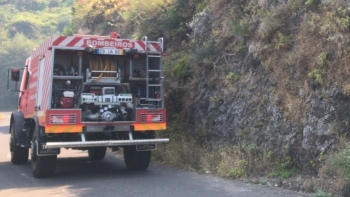 Fogo chega perto de algumas casas na Ribeira Brava (vídeo)