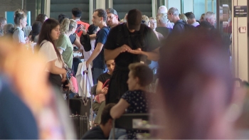 Milhares de passageiros desesperam no aeroporto (vídeo)