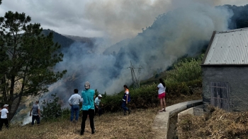 Lume aproxima-se de casas na Lombada de Cima (vídeo)