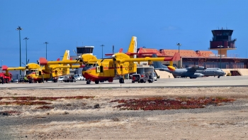 Canadair CL-415 pode carregar seis mil litros de água (vídeo)