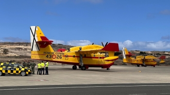 Dois aviões Canadair descarregam 30 toneladas de água (vídeo)