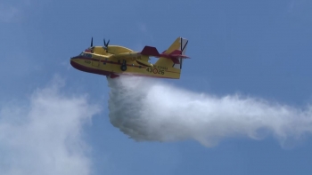 Descargas dos Canadair e helicóptero diminuem as chamas (vídeo)