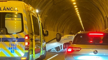 Carro capotou na via rápida