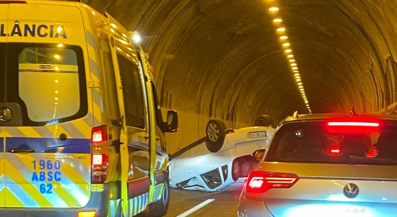 Carro capotou na via rápida