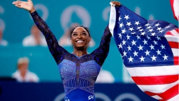 Simone Biles vence ‘all-around’ e soma sexto ouro olímpico