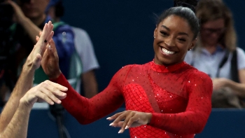 Simone Biles vence final do salto e soma terceiro ouro