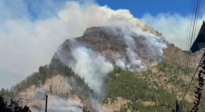 Incêndio já se espalhou por toda a encosta do Curral