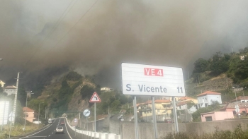 Vento forte reativa fogo na Encumeada (áudio)