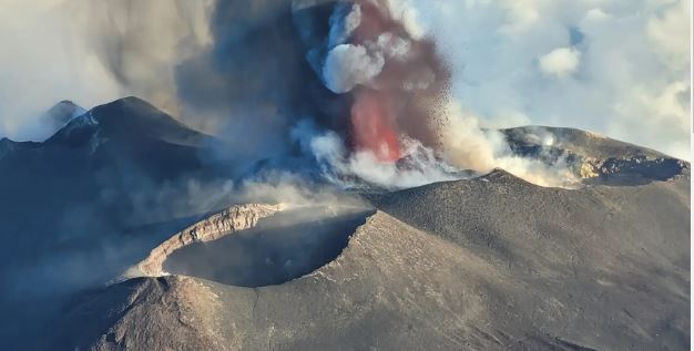 Vulcão Etna voltou a entrar em erupção