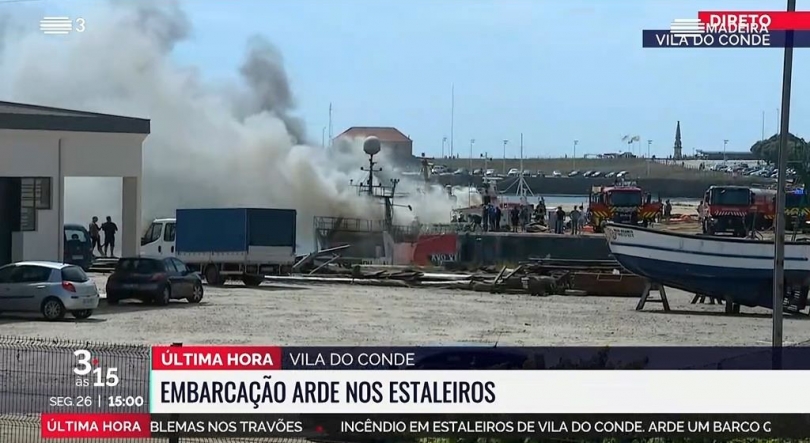 Duas embarcações a arder nos estaleiros de Vila do Conde