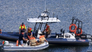 Helicóptero que caiu no rio Douro partiu-se em duas partes