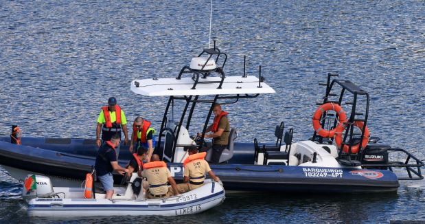 Helicóptero que caiu no rio Douro partiu-se em duas partes