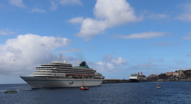 Amera no Porto do Funchal para uma escala de 31 horas