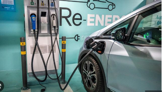 Quota de elétricos no parque automóvel sobe para 14,6% na UE