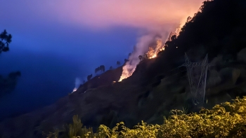 Lume perto das casas na Ponta do Sol (vídeo)