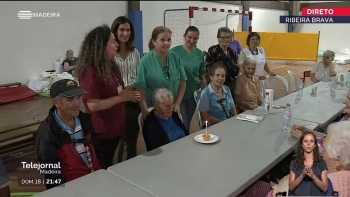 Festejar 91 anos a dormir num pavilhão (vídeo)