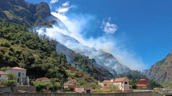 Incêndio ativo com duas frentes não gera “grande preocupação” (áudio)