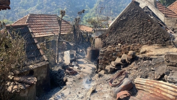 Anexos de casas, palheiros e postes de luz queimados na Serra de Água