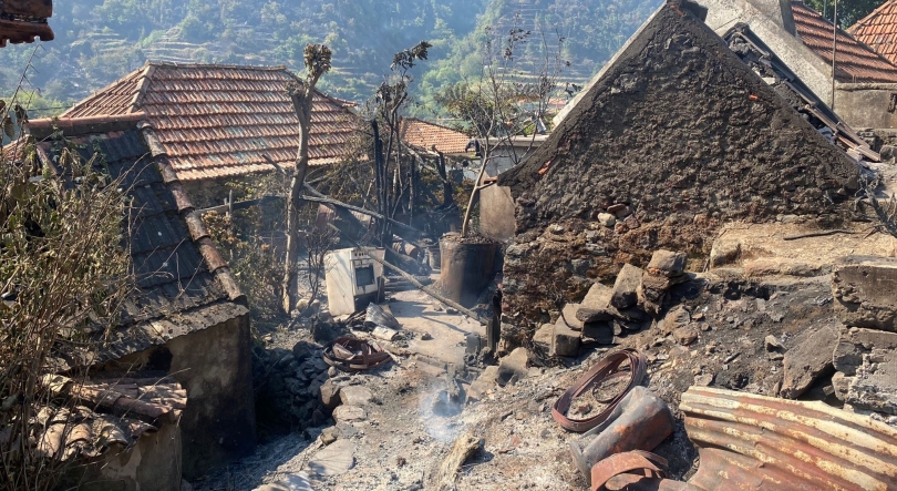 Anexos de casas, palheiros e postes de luz queimados na Serra de Água