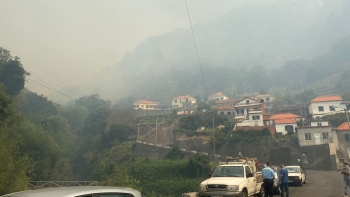 Sítio da Eira da Moura, na Serra de Água, está a ser evacuado