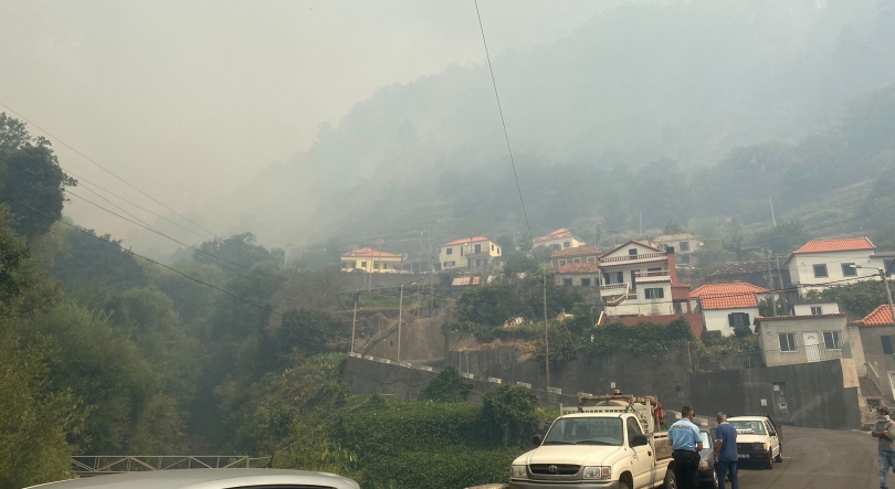 Sítio da Eira da Moura, na Serra de Água, está a ser evacuado