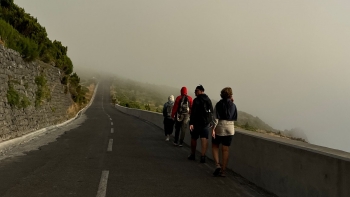 Turistas não respeitam restrições e sobem a serra a pé (áudio)