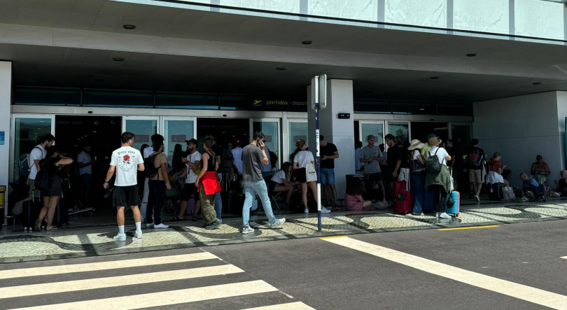 Centenas de passageiros aguardam por viagem no Aeroporto da Madeira