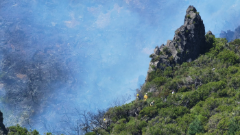 Bombeiros fazem linha de contenção ao incêndio no Pico Ruivo (vídeo)