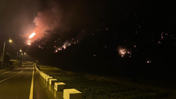 Chamas perto de habitações na Serra de Água (vídeo)