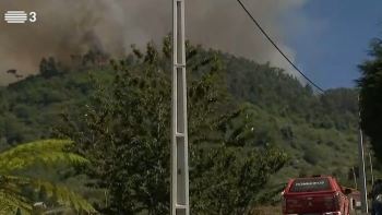 Moradores temem a aproximação das chamas (vídeo)