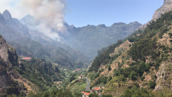 Chamas perto do Pico do Areeiro (vídeo)