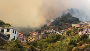 Chamas ameaçam habitações na Serra de Água (vídeo)