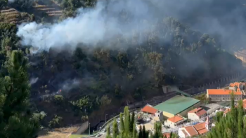 Incêndio na Serra de Água provocado por foguete consome encosta (vídeo)