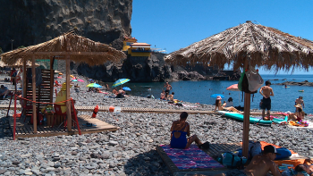 Madeirenses rumam a oeste à procura de sol (vídeo)