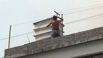 Moradores tentam combater as chamas na Serra de Água (vídeo)