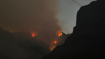 Câmara de Lobos com uma frente após reacendimento na Fajã dos Cardos