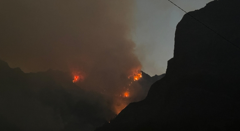 Câmara de Lobos com uma frente após reacendimento na Fajã dos Cardos