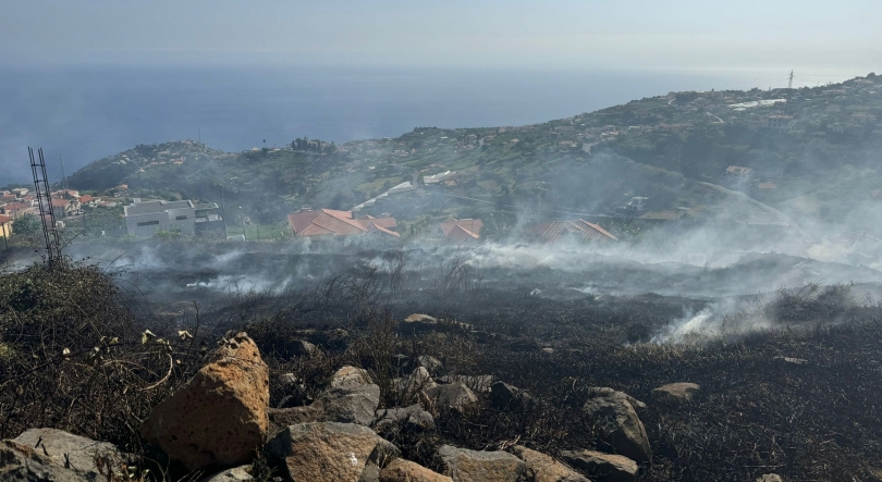 Fogo mantém-se na cordilheira central e atenua na Ponta do Sol