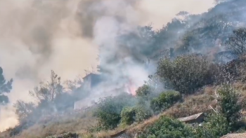 Chamas atingem estrutura na Serra de Água (vídeo)