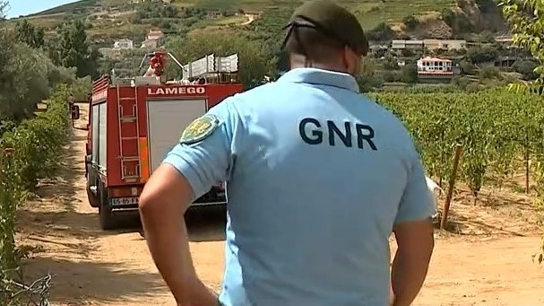 GNR mantém buscas dos ocupantes do helicóptero que caiu no rio Douro