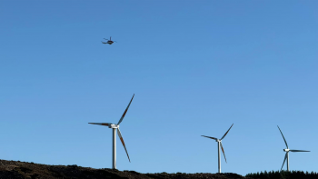 Helicóptero faz voo de reconhecimento para delinear estratégia