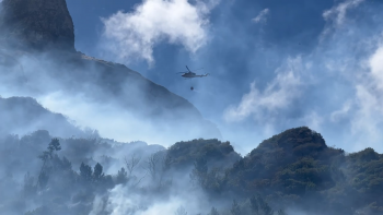 Helicóptero da Proteção Civil combate as chamas na Serra de Água (vídeo)