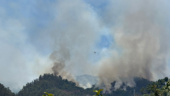 Helicóptero tem efetuado descargas nas zonas altas do Jardim da Serra (vídeo)